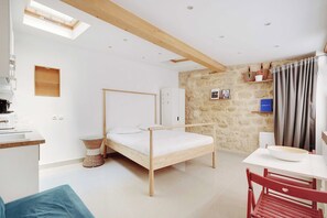 Escrivaninha, ferros/tábuas de passar roupa, acesso à internet