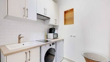 Geladeira, micro-ondas, cooktop, cafeteira/chaleira