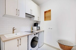 Geladeira, micro-ondas, cooktop, cafeteira/chaleira