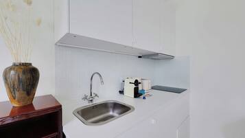 Refrigerador, microondas, parrilla de estufa y cafetera y tetera