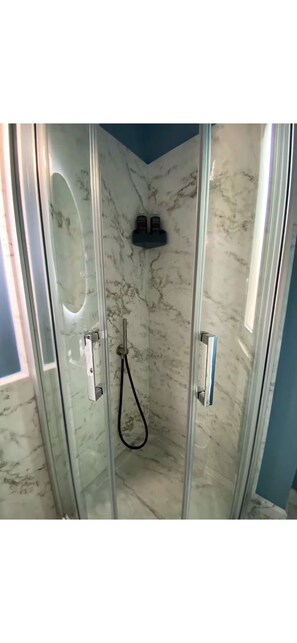 Dusche, Haartrockner, Bidet, Handtücher