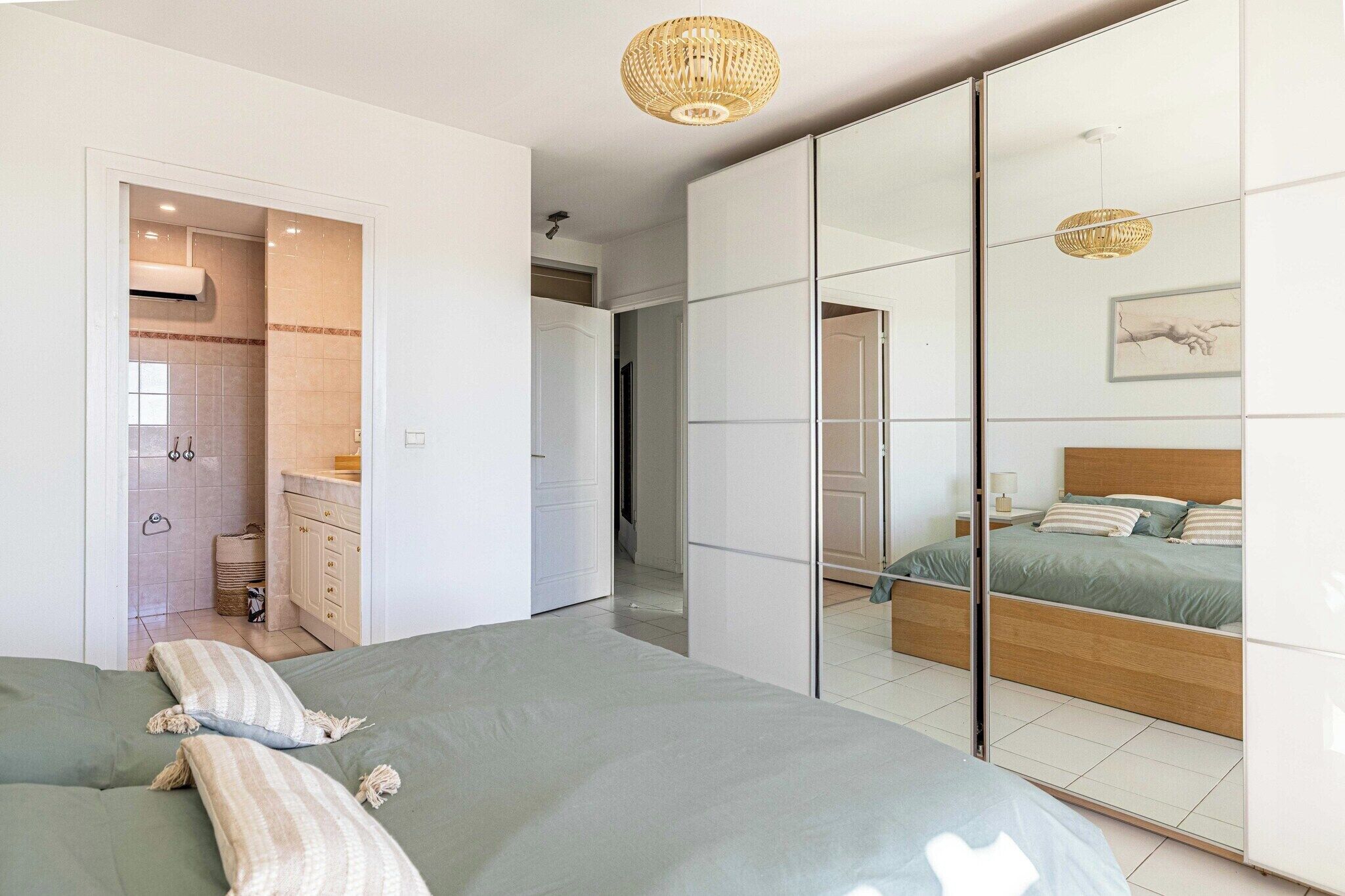9 chambres, bureau, fer et planche à repasser, lit de bébé portatif