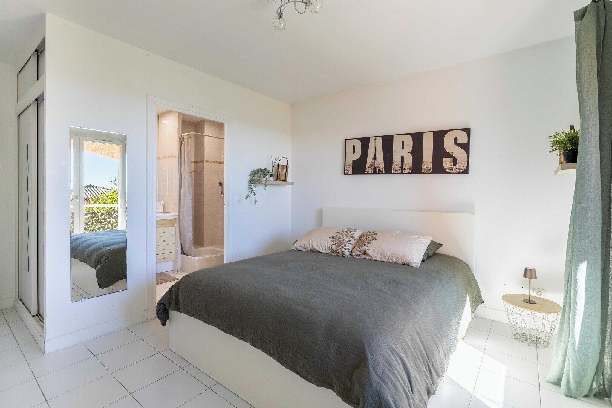9 Schlafzimmer, Schreibtisch, Bügeleisen/Bügelbrett, Reisekinderbett