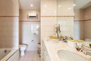 Hair dryer, towels - Quiet House with Pool (Biot)