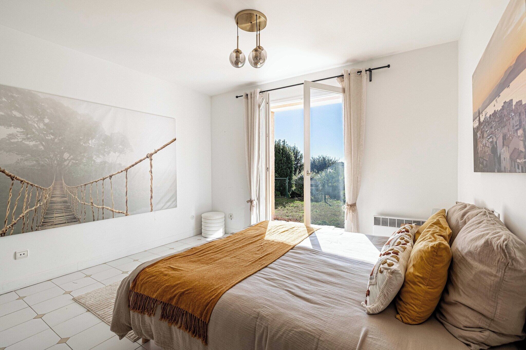 9 habitaciones, escritorio y tabla de planchar con plancha 