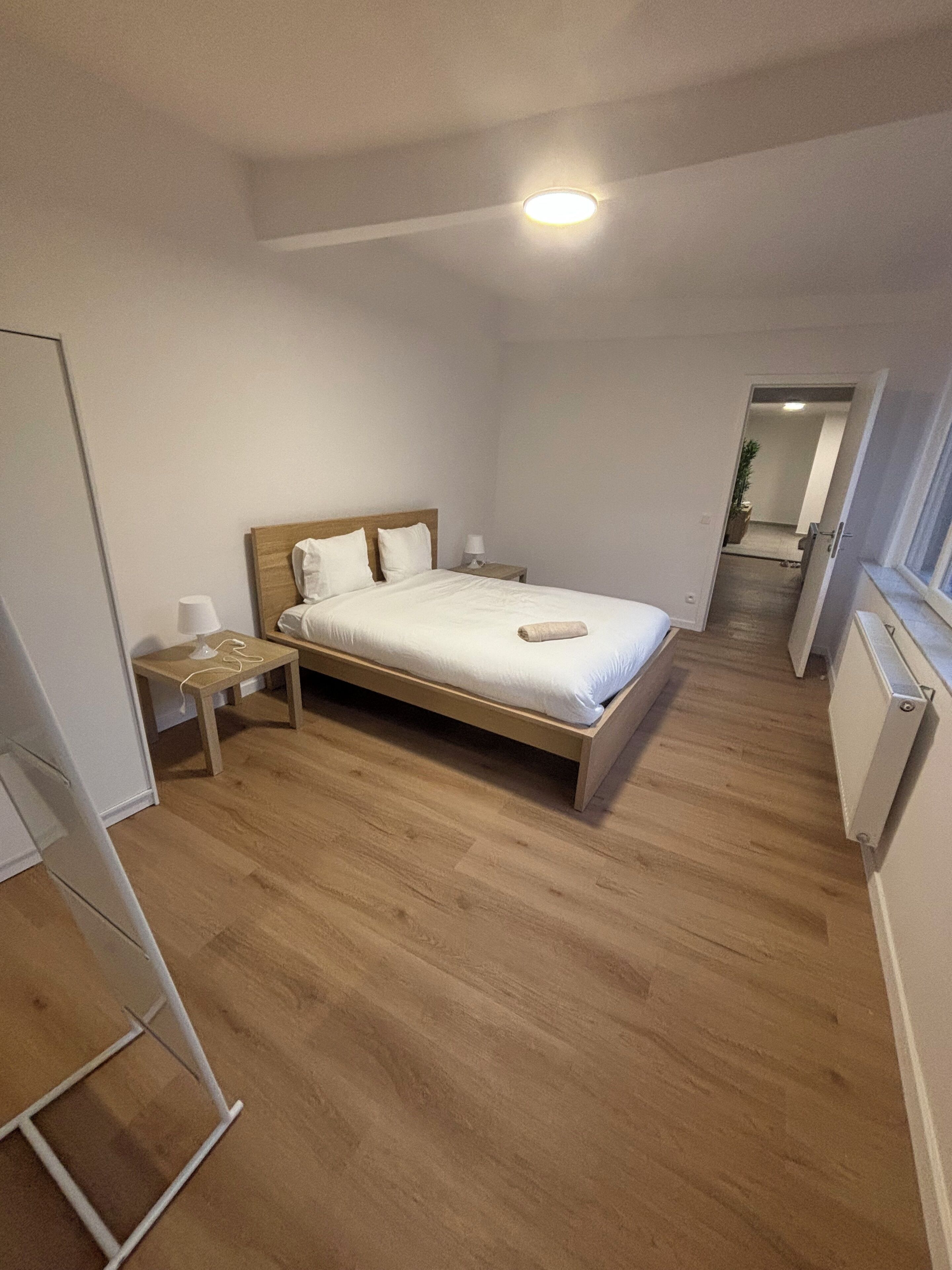 Een strijkplank/strijkijzer, wifi, beddengoed