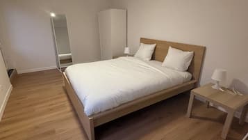 Een strijkplank/strijkijzer, wifi, beddengoed