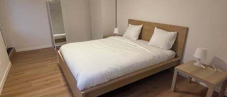 Iron/ironing board, WiFi, bed sheets