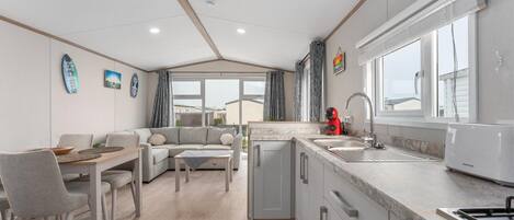 Een koelkast, een microgolfoven, een kookplaat