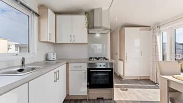 Kühlschrank, Mikrowelle, Herdplatte, Wasserkocher mit Kaffee-/Teezubehör