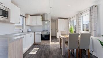 Réfrigérateur, micro-ondes, plaque de cuisson, cafetiÚre/bouilloire