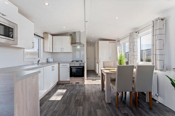 Réfrigérateur, micro-ondes, plaque de cuisson, cafetiÚre/bouilloire