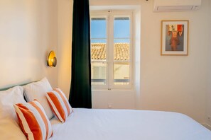 2 habitaciones, escritorio, tabla de planchar con plancha y internet 