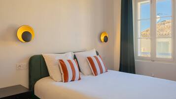 2 bedrooms, desk, iron/ironing board, internet