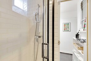 Shower, hair dryer, towels - Parisian cocoon for 2 in Batignolles - 17th ard (Paris)