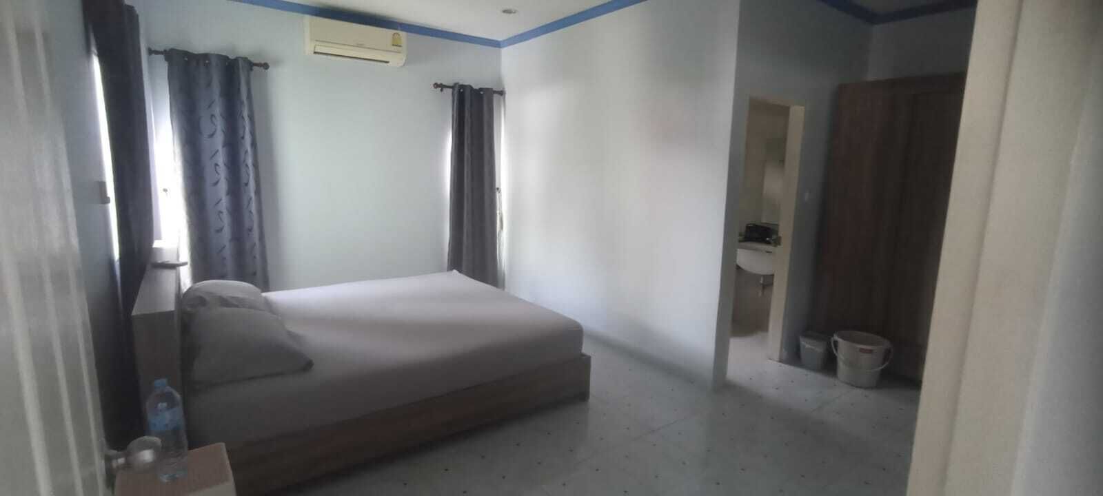 3 habitaciones, tabla de planchar con plancha y ropa de cama 