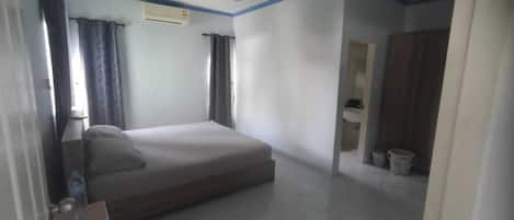 3 bedrooms, iron/ironing board, bed sheets