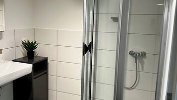 Haartrockner, Handtücher, Seife, Toilettenpapier