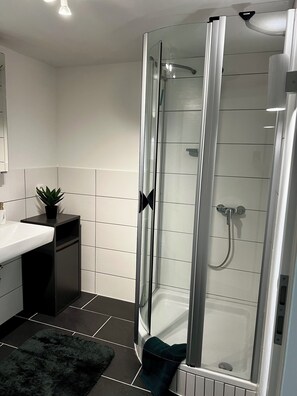 Haartrockner, Handtücher, Seife, Toilettenpapier