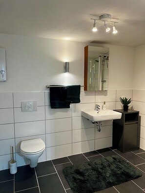 Haartrockner, Handtücher, Seife, Toilettenpapier