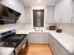 Fridge, microwave, oven, stovetop - Lovely 3-bedroom house with AC in charming San Gabriel (San Gabriel)