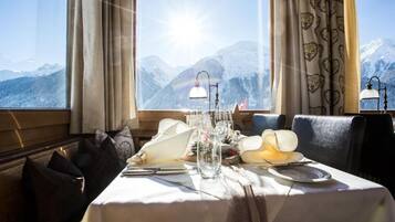 Mittagessen und Abendessen, Blick auf den Garten