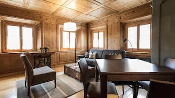 ๋๋ญ์ค ์ค์ํธ, ์ฐ ์ ๋ง | ๋ด๋ถ