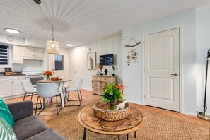 Smart TV - Cozy Tropical Vibe Haven in Canmore near Banff (Canmore)