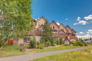 Exterior - Cozy Tropical Vibe Haven in Canmore near Banff (Canmore)