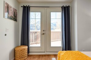 Interior - Cozy Tropical Vibe Haven in Canmore near Banff (Canmore)