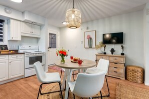 Dining - Cozy Tropical Vibe Haven in Canmore near Banff (Canmore)
