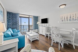 TV - Roomy Oceanfront Suite: 2 Queen Beds 8th Floor (Myrtle Beach)