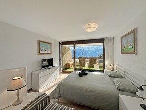 Free WiFi, bed sheets - Alpine Club Retreat - Central Studio, Pool & View (Crans-Montana)