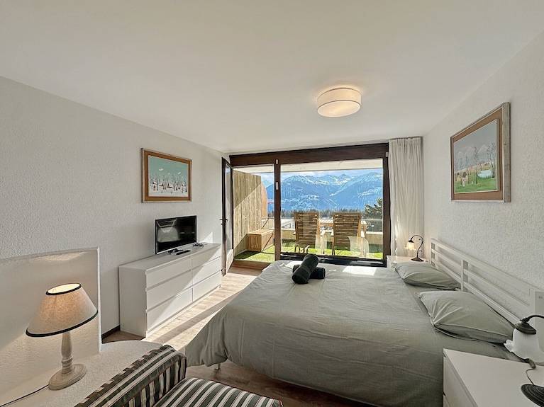 Alpine Club Retreat - Central Studio, Pool & View - Sierre