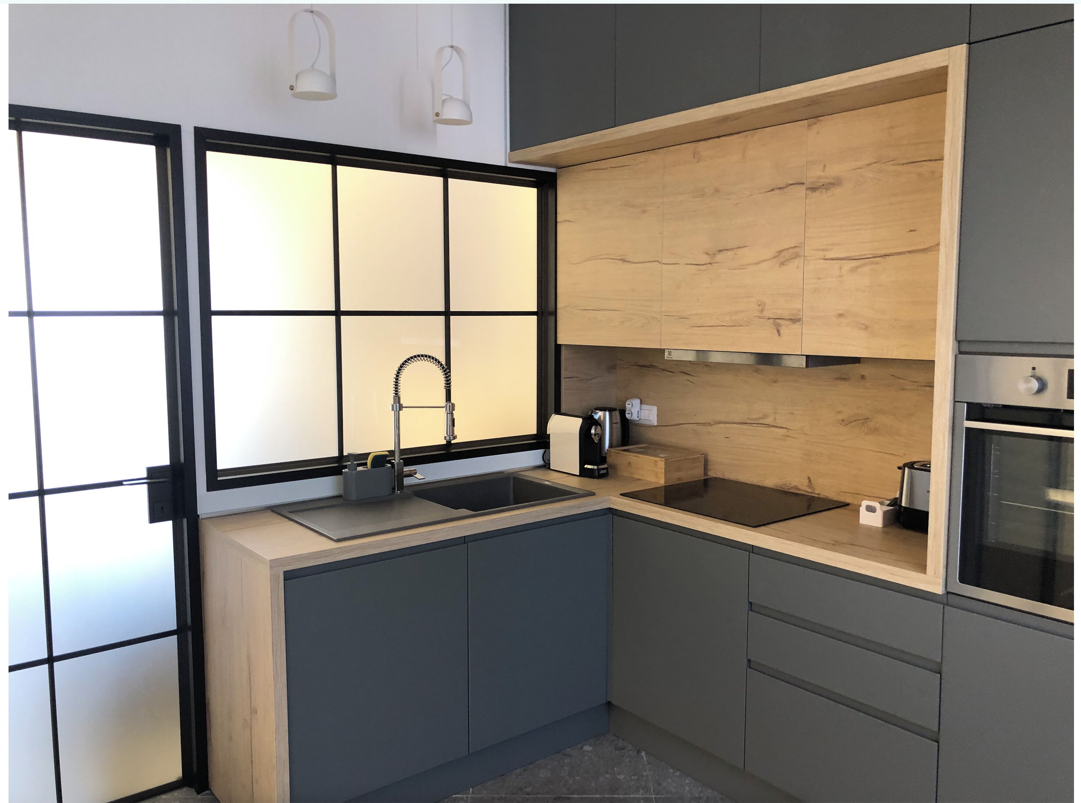 Fridge, oven, dishwasher, coffee/tea maker