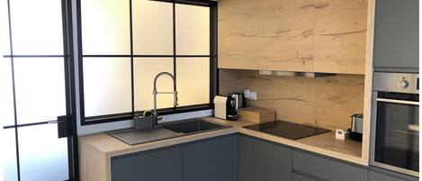 Fridge, oven, dishwasher, coffee/tea maker