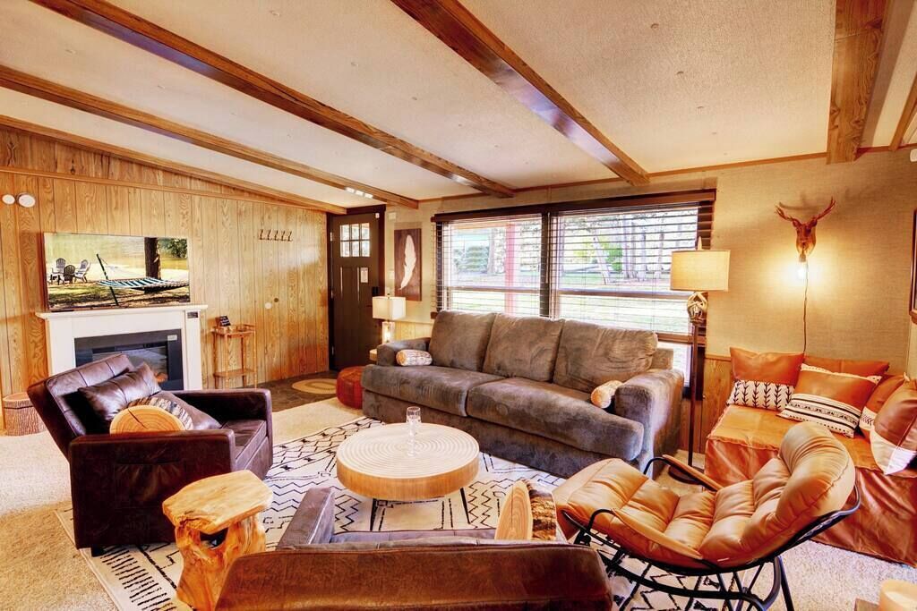 Televisión y chimenea 