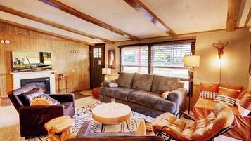 Televisión y chimenea