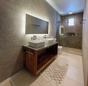 Dusch, hårtork, handdukar och tvål