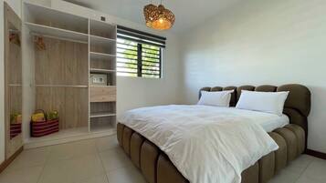 Iron/ironing board, Internet, bed sheets