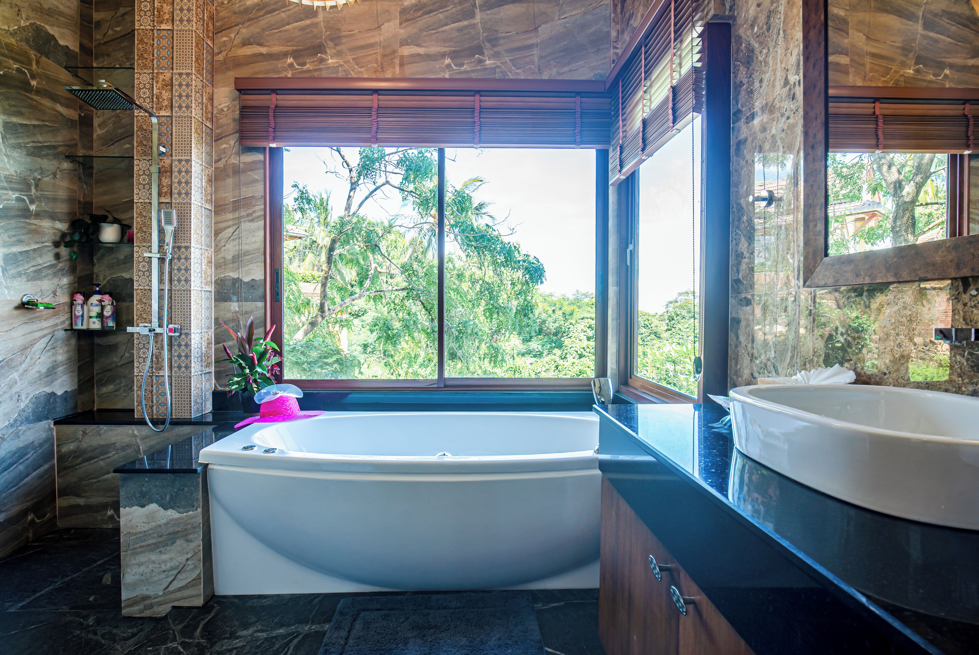 Quarto família, banheira, vista para o mar | Banheiro | Secador de cabelo, toalhas de banho