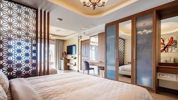 Camera familiare, vista mare | Una scrivania, postazione laptop, Wi-Fi gratuito, lenzuola