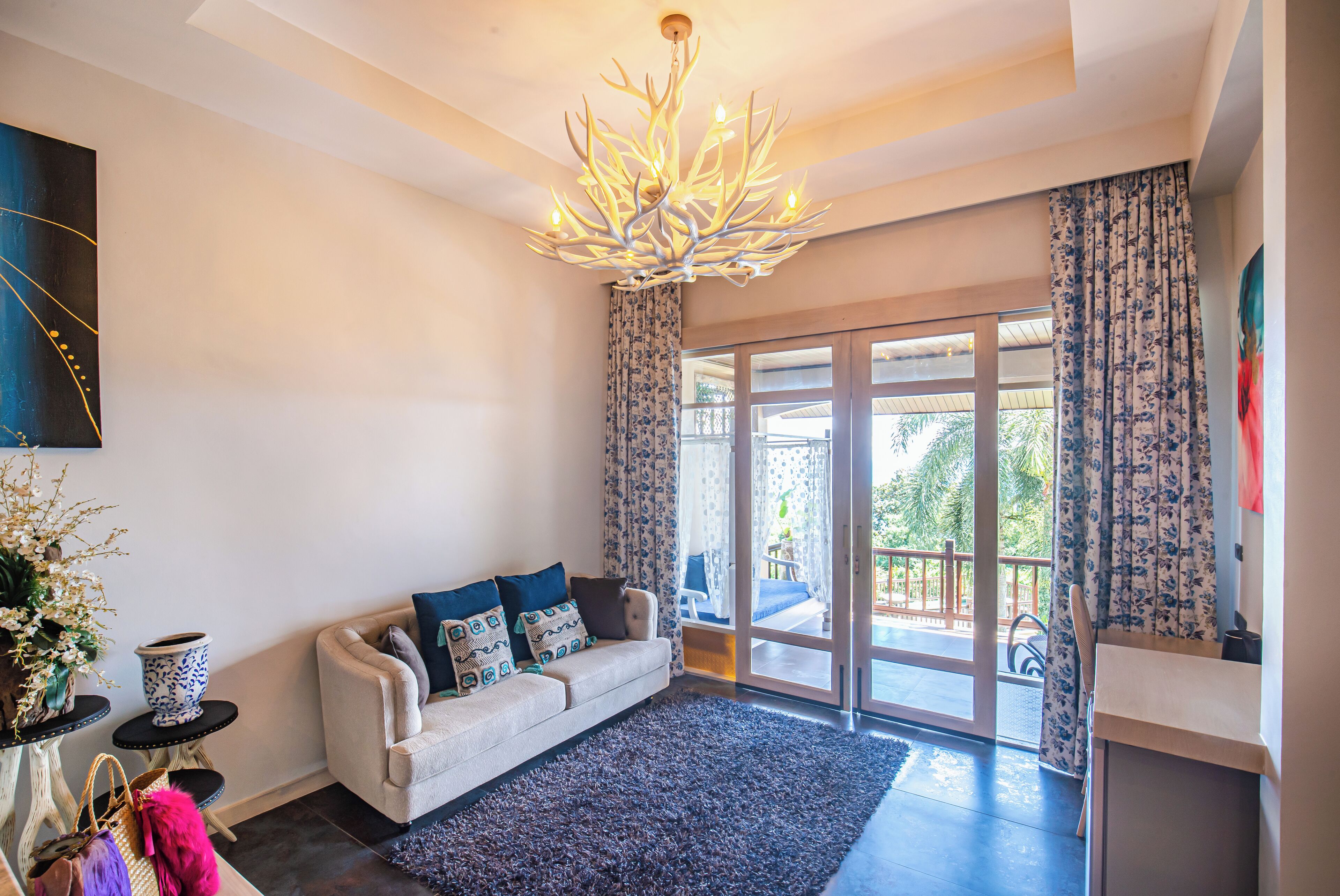 Habitación doble de luna de miel, balcón, vista al mar | Área de sala de estar