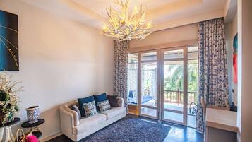 Habitación doble de luna de miel, balcón, vista al mar | Área de sala de estar