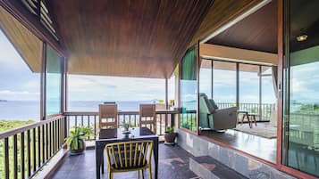 Executive Room, Kitchenette, Sea View | Private kitchen | Mini-fridge