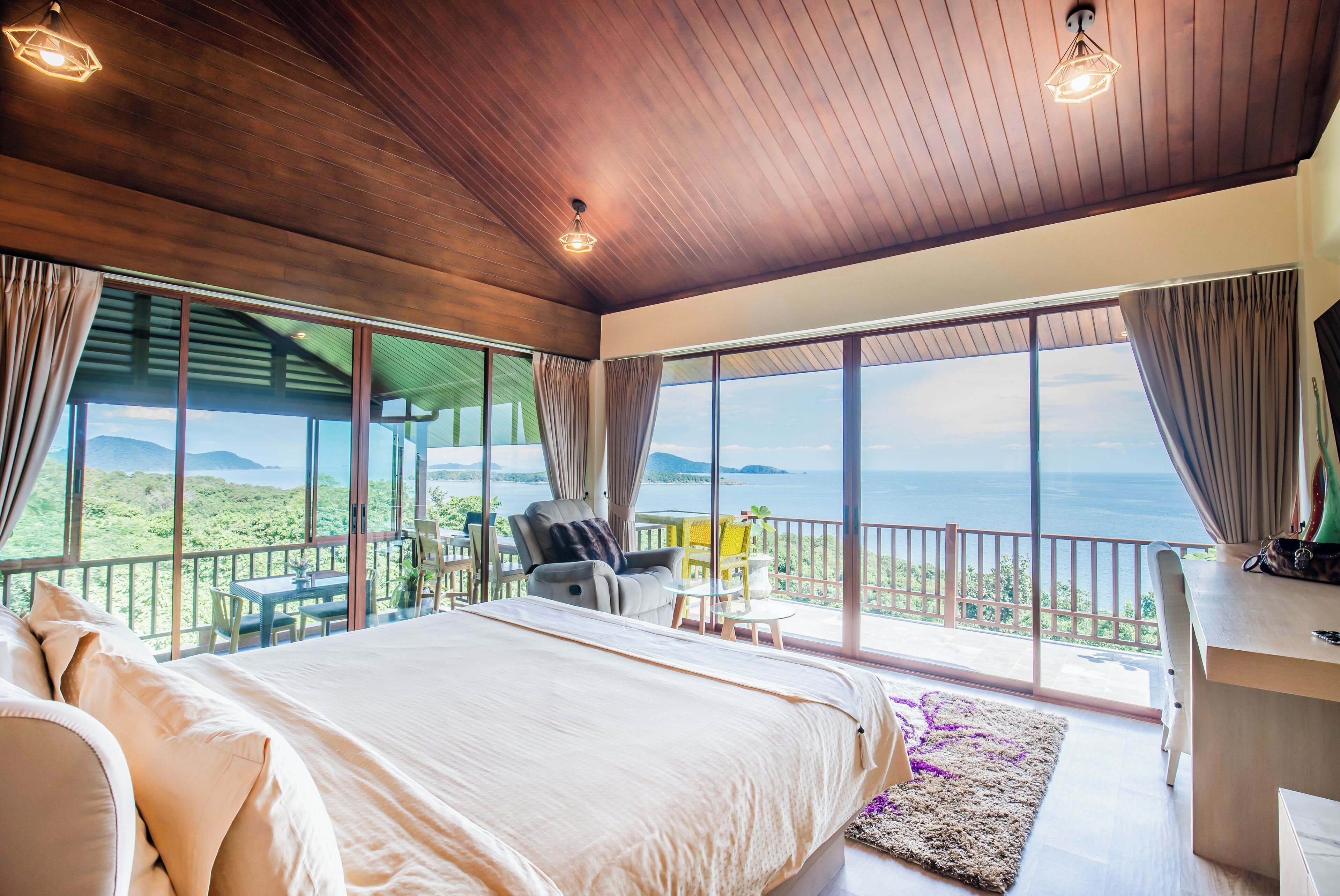 Executive szoba, konyharész, kilátással a tengerre | Íróasztal, laptophoz jól használható munkafelület és ingyenes wifi