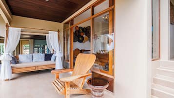 Chambre Triple Deluxe, vue mer | Terrasse/Patio