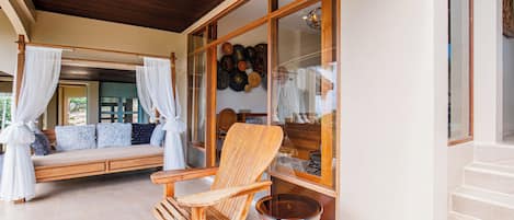 Chambre Triple Deluxe, vue mer | Terrasse/Patio