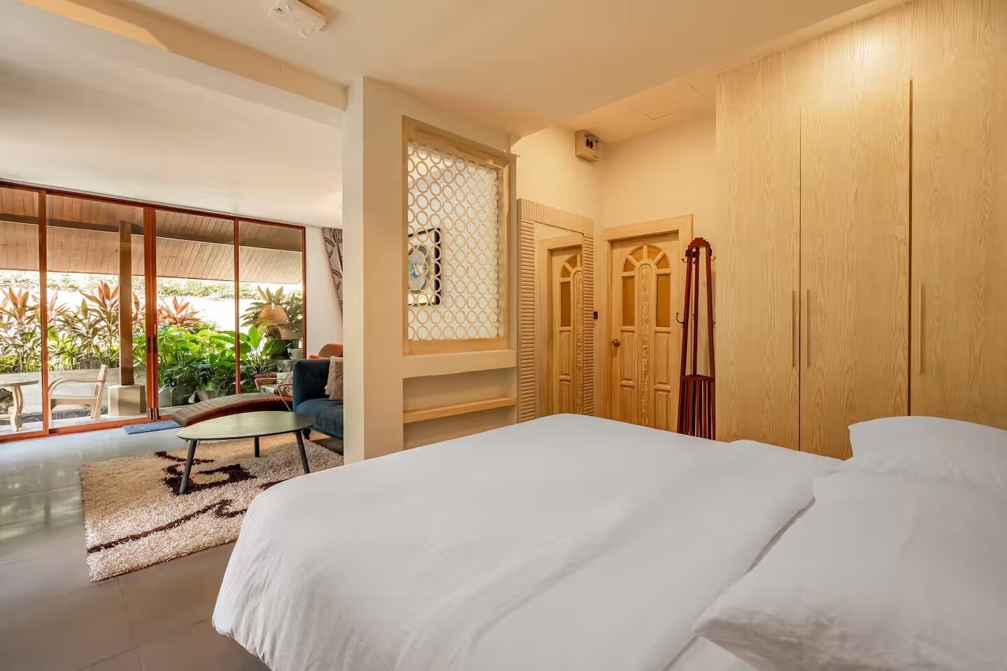 Deluxe szoba kétszemélyes ággyal, kilátással a kertre | Íróasztal, laptophoz jól használható munkafelület és ingyenes wifi