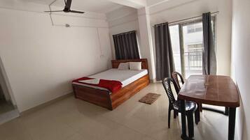 Comfort Triple Room | Laptop workspace, free WiFi